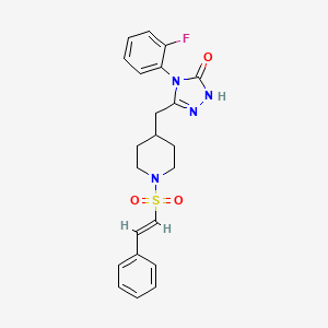 molecular formula C22H23FN4O3S B2526464 (E)-4-(2-氟苯基)-3-((1-(苯乙烯磺酰基)哌啶-4-基)甲基)-1H-1,2,4-三唑-5(4H)-酮 CAS No. 2035001-46-6