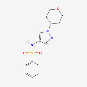 molecular formula C14H17N3O3S B2527075 N-(1-(tetrahydro-2H-pyran-4-yl)-1H-pyrazol-4-yl)benzenesulfonamide CAS No. 1797552-32-9