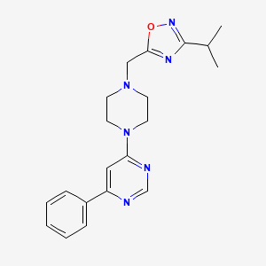 molecular formula C20H24N6O B2527470 5-[[4-(6-Phenylpyrimidin-4-yl)piperazin-1-yl]methyl]-3-propan-2-yl-1,2,4-oxadiazole CAS No. 2380085-89-0