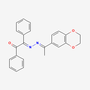 (2E)-2-[(E)-1-(2,3-dihydro-1,4-benzodioxin-6-yl)ethylidenehydrazinylidene]-1,2-diphenylethanone
