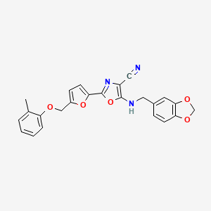 B2528007 5-((Benzo[d][1,3]dioxol-5-ylmethyl)amino)-2-(5-((o-tolyloxy)methyl)furan-2-yl)oxazole-4-carbonitrile CAS No. 941912-44-3