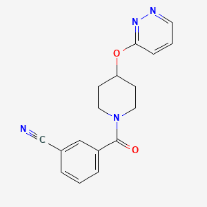 molecular formula C17H16N4O2 B2530645 3-(4-(Piridazin-3-iloxi)piperidin-1-carbonil)benzonitrilo CAS No. 1797063-13-8