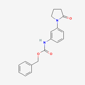 molecular formula C18H18N2O3 B2530813 苄基（3-(2-氧代吡咯烷-1-基)苯基)氨基甲酸酯 CAS No. 923103-80-4