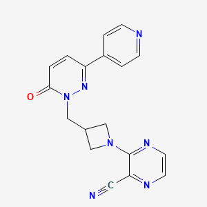 molecular formula C18H15N7O B2530885 3-(3-{[6-氧代-3-(吡啶-4-基)-1,6-二氢哒嗪-1-基]甲基}氮杂环丁-1-基)吡嗪-2-甲腈 CAS No. 2202286-50-6