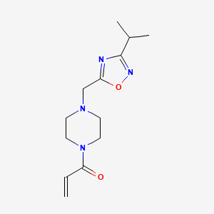 1-[4-[(3-Propan-2-yl-1,2,4-oxadiazol-5-yl)methyl]piperazin-1-yl]prop-2-en-1-one
