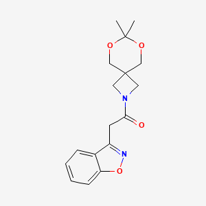 molecular formula C17H20N2O4 B2532604 2-(ベンゾ[d]イソキサゾール-3-イル)-1-(7,7-ジメチル-6,8-ジオキサ-2-アザスピロ[3.5]ノナン-2-イル)エタノン CAS No. 1396808-53-9