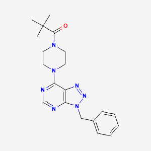 molecular formula C20H25N7O B2532778 1-(4-(3-苄基-3H-[1,2,3]三唑并[4,5-d]嘧啶-7-基)哌嗪-1-基)-2,2-二甲基丙烷-1-酮 CAS No. 920207-47-2