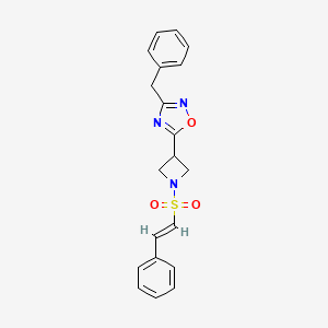 molecular formula C20H19N3O3S B2533431 (E)-3-苄基-5-(1-（苯乙烯磺酰基）氮杂环丁-3-基）-1,2,4-恶二唑 CAS No. 1351664-26-0