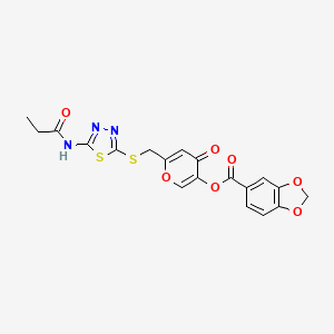 molecular formula C19H15N3O7S2 B2533868 4-オキソ-6-(((5-プロピオンアミド-1,3,4-チアゾール-2-イル)チオ)メチル)-4H-ピラン-3-イル ベンゾ[d][1,3]ジオキソール-5-カルボキシレート CAS No. 896018-02-3