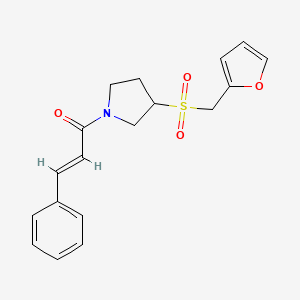 molecular formula C18H19NO4S B2534930 (E)-1-(3-((furan-2-ylmethyl)sulfonyl)pyrrolidin-1-yl)-3-phenylprop-2-en-1-one CAS No. 2097940-26-4