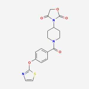 molecular formula C18H17N3O5S B2535075 3-(1-(4-(Tiazol-2-iloxi)benzoil)piperidin-4-il)oxazolidina-2,4-diona CAS No. 2034241-55-7