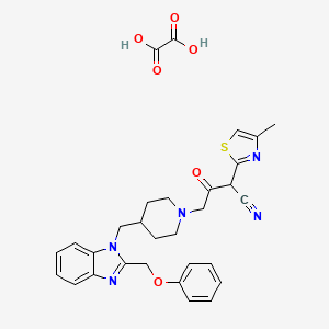 molecular formula C30H31N5O6S B2535513 草酸2-(4-甲基噻唑-2-基)-3-氧代-4-(4-((2-(苯氧基甲基)-1H-苯并[d]咪唑-1-基)甲基)哌啶-1-基)丁腈 CAS No. 1351598-23-6