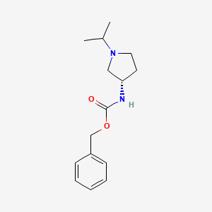molecular formula C15H22N2O2 B2535778 苄基N-[(3S)-1-(丙-2-基)吡咯烷-3-基]氨基甲酸酯 CAS No. 2007924-91-4