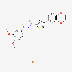 molecular formula C20H20BrN3O4S B2536451 (Z)-4-(2,3-dihydrobenzo[b][1,4]dioxin-6-yl)-2-((E)-(3,4-dimethoxybenzylidene)hydrazono)-2,3-dihydrothiazole hydrobromide CAS No. 1217250-83-3