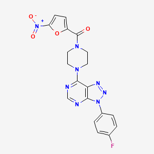 molecular formula C19H15FN8O4 B2537029 （4-(3-(4-氟苯基)-3H-[1,2,3]三唑并[4,5-d]嘧啶-7-基)哌嗪-1-基)(5-硝基呋喃-2-基)甲酮 CAS No. 941919-80-8