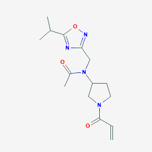 molecular formula C15H22N4O3 B2538179 N-[(5-Propan-2-yl-1,2,4-oxadiazol-3-yl)methyl]-N-(1-prop-2-enoylpyrrolidin-3-yl)acetamide CAS No. 2361817-27-6