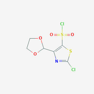 molecular formula C6H5Cl2NO4S2 B2538879 2-氯-4-(1,3-二氧戊环-2-基)-1,3-噻唑-5-磺酰氯 CAS No. 2470439-48-4