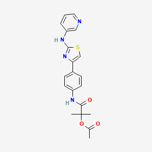 molecular formula C20H20N4O3S B2540070 2-甲基-1-氧代-1-((4-(2-(吡啶-3-氨基)噻唑-4-基)苯基)氨基)丙-2-基乙酸酯 CAS No. 1797334-49-6
