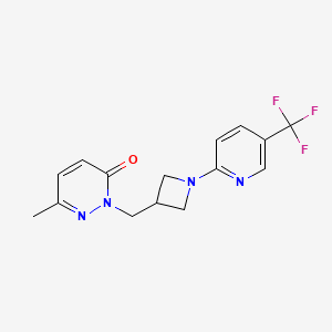 molecular formula C15H15F3N4O B2541530 6-甲基-2-({1-[5-(三氟甲基)吡啶-2-基]氮杂环丁-3-基}甲基)-2,3-二氢吡啶并-3-酮 CAS No. 2197892-94-5
