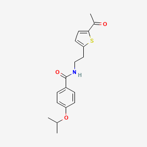 molecular formula C18H21NO3S B2541833 N-(2-(5-acetiltiofen-2-il)etil)-4-isopropoxi benzamida CAS No. 2034493-10-0