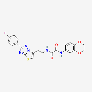 molecular formula C22H18FN5O4S B2541868 N'-(2,3-dihydro-1,4-benzodioxin-6-yl)-N-{2-[2-(4-fluorophenyl)-[1,2,4]triazolo[3,2-b][1,3]thiazol-6-yl]éthyl}éthanediamide CAS No. 894034-04-9