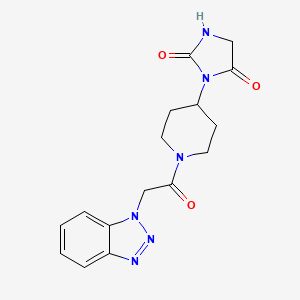 molecular formula C16H18N6O3 B2542006 3-(1-(2-(1H-benzo[d][1,2,3]triazol-1-yl)acetyl)piperidin-4-yl)imidazolidine-2,4-dione CAS No. 2034526-28-6