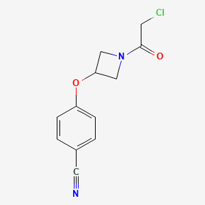 molecular formula C12H11ClN2O2 B2542079 4-[1-(2-Chloroacetyl)azetidin-3-yl]oxybenzonitrile CAS No. 2411260-57-4