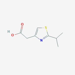 molecular formula C8H11NO2S B2542553 2-[2-(丙-2-基)-1,3-噻唑-4-基]乙酸 CAS No. 165315-98-0