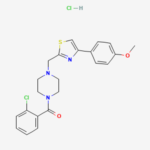molecular formula C22H23Cl2N3O2S B2543079 (2-Chlorophenyl)(4-((4-(4-methoxyphenyl)thiazol-2-yl)methyl)piperazin-1-yl)methanone hydrochloride CAS No. 1215392-11-2