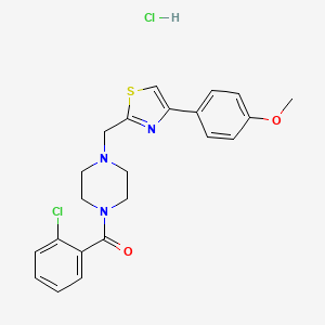 molecular formula C22H23Cl2N3O2S B2543079 (2-Chlorphenyl)(4-((4-(4-Methoxyphenyl)thiazol-2-yl)methyl)piperazin-1-yl)methanonhydrochlorid CAS No. 1215392-11-2