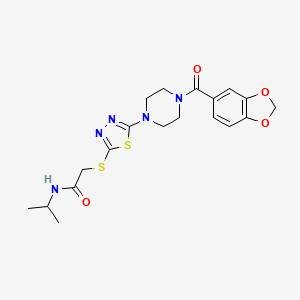 molecular formula C19H23N5O4S2 B2543115 2-((5-(4-(苯并[d][1,3]二氧杂环-5-甲酰基)哌嗪-1-基)-1,3,4-噻二唑-2-基)硫代)-N-异丙基乙酰胺 CAS No. 1105226-76-3