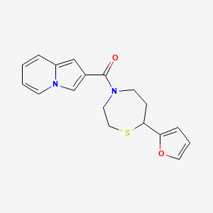 molecular formula C18H18N2O2S B2543462 (7-(呋喃-2-基)-1,4-噻氮杂环-4-基)(吲哚嗪-2-基)甲酮 CAS No. 1705989-23-6