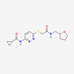 molecular formula C15H20N4O3S B2544735 N-(6-((2-oxo-2-(((tetrahydrofuran-2-yl)methyl)amino)ethyl)硫代)嘧啶-3-基)环丙烷甲酰胺 CAS No. 1021254-90-9