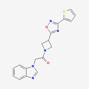 molecular formula C18H15N5O2S B2545037 2-(1H-苯并[d]咪唑-1-基)-1-(3-(3-(噻吩-2-基)-1,2,4-恶二唑-5-基)氮杂环丁-1-基)乙酮 CAS No. 1327530-00-6
