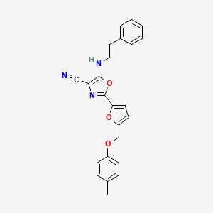 molecular formula C24H21N3O3 B2545284 5-(苯乙氨基)-2-(5-((对甲苯氧基)甲基)呋喃-2-基)恶唑-4-腈 CAS No. 931748-71-9