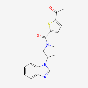 molecular formula C18H17N3O2S B2545326 1-(5-(3-(1H-benzo[d]imidazol-1-yl)pyrrolidine-1-carbonyl)thiophen-2-yl)ethanone CAS No. 2034559-64-1