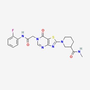 molecular formula C20H21FN6O3S B2545505 2-(6-{[(2-フルオロフェニル)カルバモイル]メチル}-7-オキソ-6H,7H-[1,3]チアゾロ[4,5-d]ピリミジン-2-イル)-N-メチルピペリジン-3-カルボキサミド CAS No. 1115899-26-7