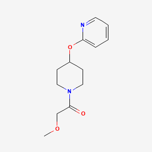 molecular formula C13H18N2O3 B2545796 2-メトキシ-1-(4-(ピリジン-2-イルオキシ)ピペリジン-1-イル)エタノン CAS No. 1421500-60-8