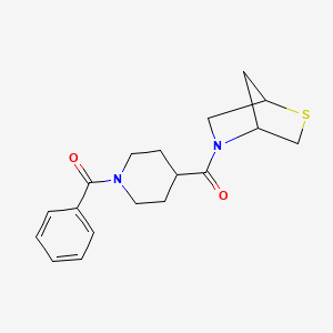 molecular formula C18H22N2O2S B2546303 (4-(2-Thia-5-azabicyclo[2.2.1]heptane-5-carbonyl)piperidin-1-yl)(phenyl)methanone CAS No. 2034309-76-5