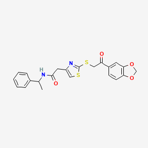 molecular formula C22H20N2O4S2 B2547191 2-(2-((2-(苯并[d][1,3]二氧杂环戊烯-5-基)-2-氧代乙基)硫代)噻唑-4-基)-N-(1-苯乙基)乙酰胺 CAS No. 1021227-63-3