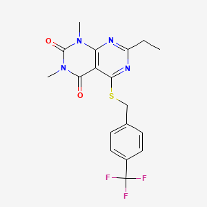 molecular formula C18H17F3N4O2S B2547440 7-乙基-1,3-二甲基-5-((4-(三氟甲基)苄基)硫代)嘧啶并[4,5-d]嘧啶-2,4(1H,3H)-二酮 CAS No. 852170-51-5