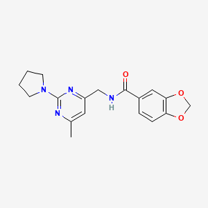 molecular formula C18H20N4O3 B2547648 N-((6-methyl-2-(pyrrolidin-1-yl)pyrimidin-4-yl)methyl)benzo[d][1,3]dioxole-5-carboxamide CAS No. 1797330-51-8