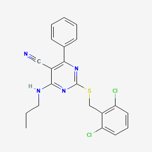 molecular formula C21H18Cl2N4S B2547955 2-[(2,6-Diclorobencil)sulfanyl]-4-fenil-6-(propilamino)-5-pirimidincarbonitrilo CAS No. 303985-78-6