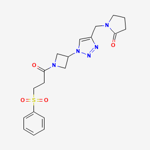 molecular formula C19H23N5O4S B2547991 1-((1-(1-(3-(苯磺酰基)丙酰基)氮杂环丁烷-3-基)-1H-1,2,3-三唑-4-基)甲基)吡咯烷-2-酮 CAS No. 2034593-89-8