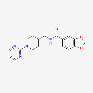 molecular formula C18H20N4O3 B2548087 N-((1-(嘧啶-2-基)哌啶-4-基)甲基)苯并[d][1,3]二氧杂环-5-甲酰胺 CAS No. 1235118-34-9