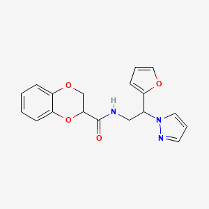 molecular formula C18H17N3O4 B2549006 N-(2-(呋喃-2-基)-2-(1H-吡唑-1-基)乙基)-2,3-二氢苯并[b][1,4]二噁英-2-甲酰胺 CAS No. 2034439-26-2
