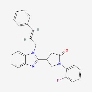 molecular formula C26H22FN3O B2550422 (E)-4-(1-cinnamyl-1H-benzo[d]imidazol-2-yl)-1-(2-fluorophenyl)pyrrolidin-2-one CAS No. 847396-04-7