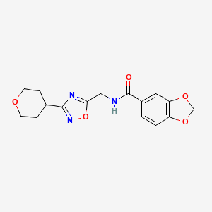 molecular formula C16H17N3O5 B2550718 N-((3-(tetrahydro-2H-pyran-4-yl)-1,2,4-oxadiazol-5-yl)methyl)benzo[d][1,3]dioxole-5-carboxamide CAS No. 2034290-64-5