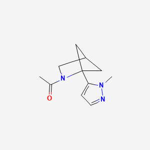 molecular formula C11H15N3O B2551991 1-[1-(2-Methylpyrazol-3-yl)-2-azabicyclo[2.1.1]hexan-2-yl]ethanone CAS No. 2248319-45-9