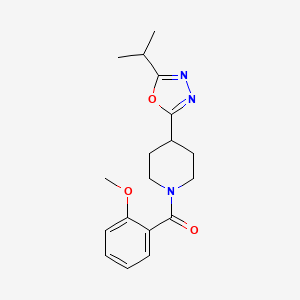 molecular formula C18H23N3O3 B2552021 (4-(5-Isopropyl-1,3,4-oxadiazol-2-yl)piperidin-1-yl)(2-methoxyphenyl)methanone CAS No. 1171665-98-7